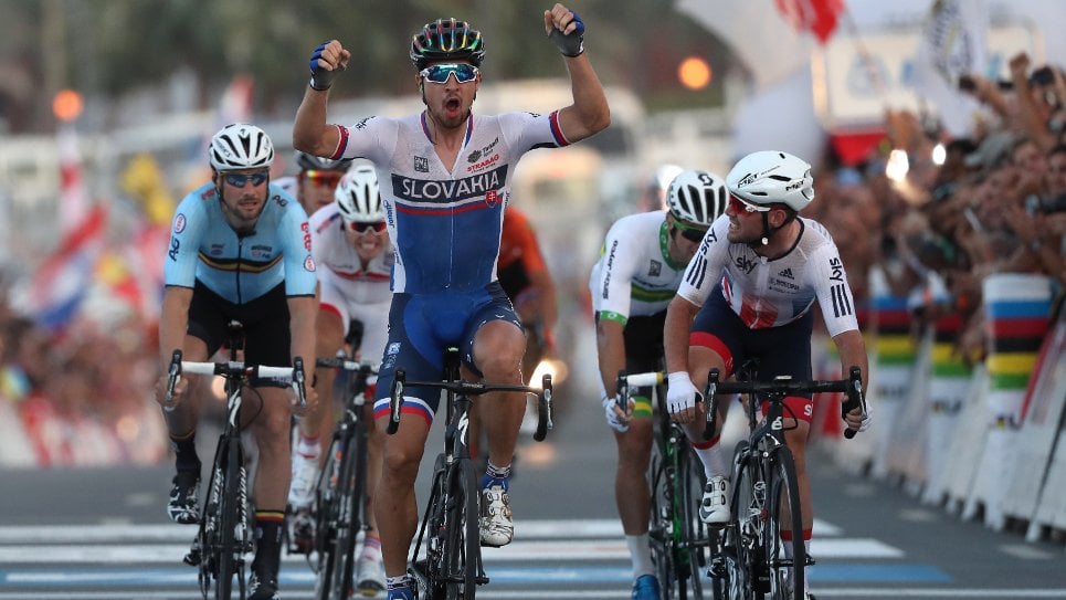 Sagan levanta los brazos tras imponerse en el spritn. Imagen vía: @lafm