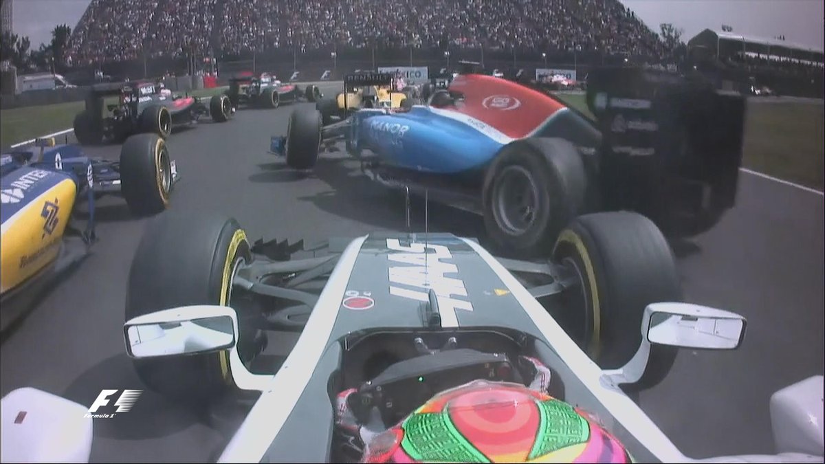 Gutiérrez toca la rueda trasera de Wehrlein, éste pierde el control hacia la izquierda y choca contra el Sauber de Ericsson (vía @Reforma)