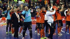 Edu celebrando junto a sus compañeros su victoria ante Movistar Inter en la Copa de España 14/15 que les dio su pase a las semifinales del campeonato. Fotografía vía LaVozDeGalicia.es