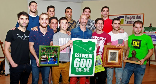 Javier Eseverri recogiendo en compañía de sus compañeros de equipo la camiseta conmemorativa de sus 600 partidos disputados con la elástica de Xota. Fotografía vía LNFS.es