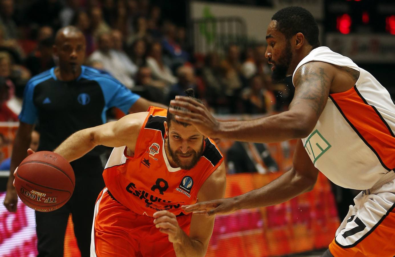GRA447. VALENCIA, 02/12/2015.- El escolta del Valencia Basket Antoine Diot (i) trata de vencer la oposición del ala-pívot del Ratiopharm Ulm, DaSean Butler (d), durante el partido de la octava jornada de la primera fase de la Eurocopa que disputan esta noche en le pabellón Fuente San Luis. EFE/Kai Försterling