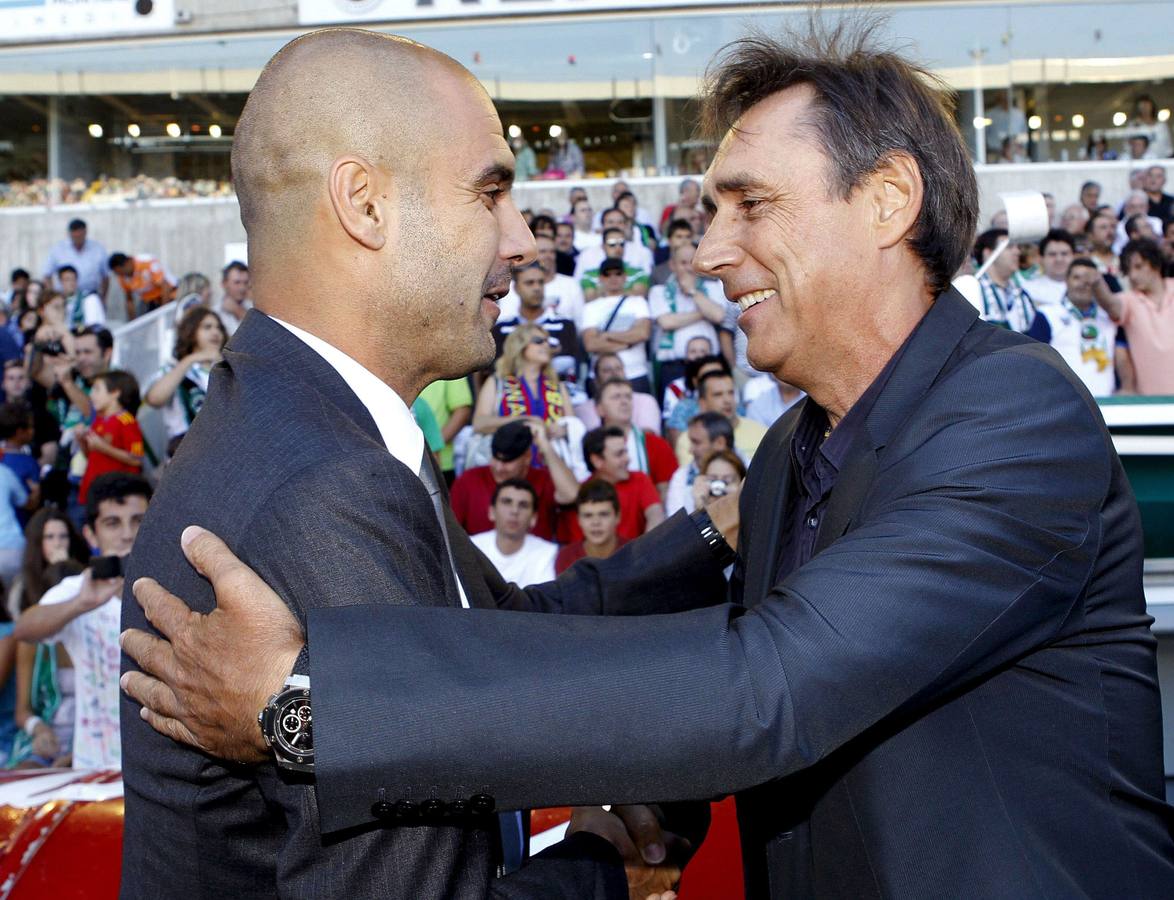 S09. SANTANDER, 29/08/2010.- El entrenador del FC Barcelona, Pep Guardiola (i), saluda al técnico del Racing de Santander, Miguel Ángel Portugal, antes del partido correspondiente a la primera jornada de la Liga en Primera División disputado en el estadio del Sardinero en Santander. EFE/Esteban Cobo TELETIPOS_CORREO:DEP,DEP,%%%,%%%