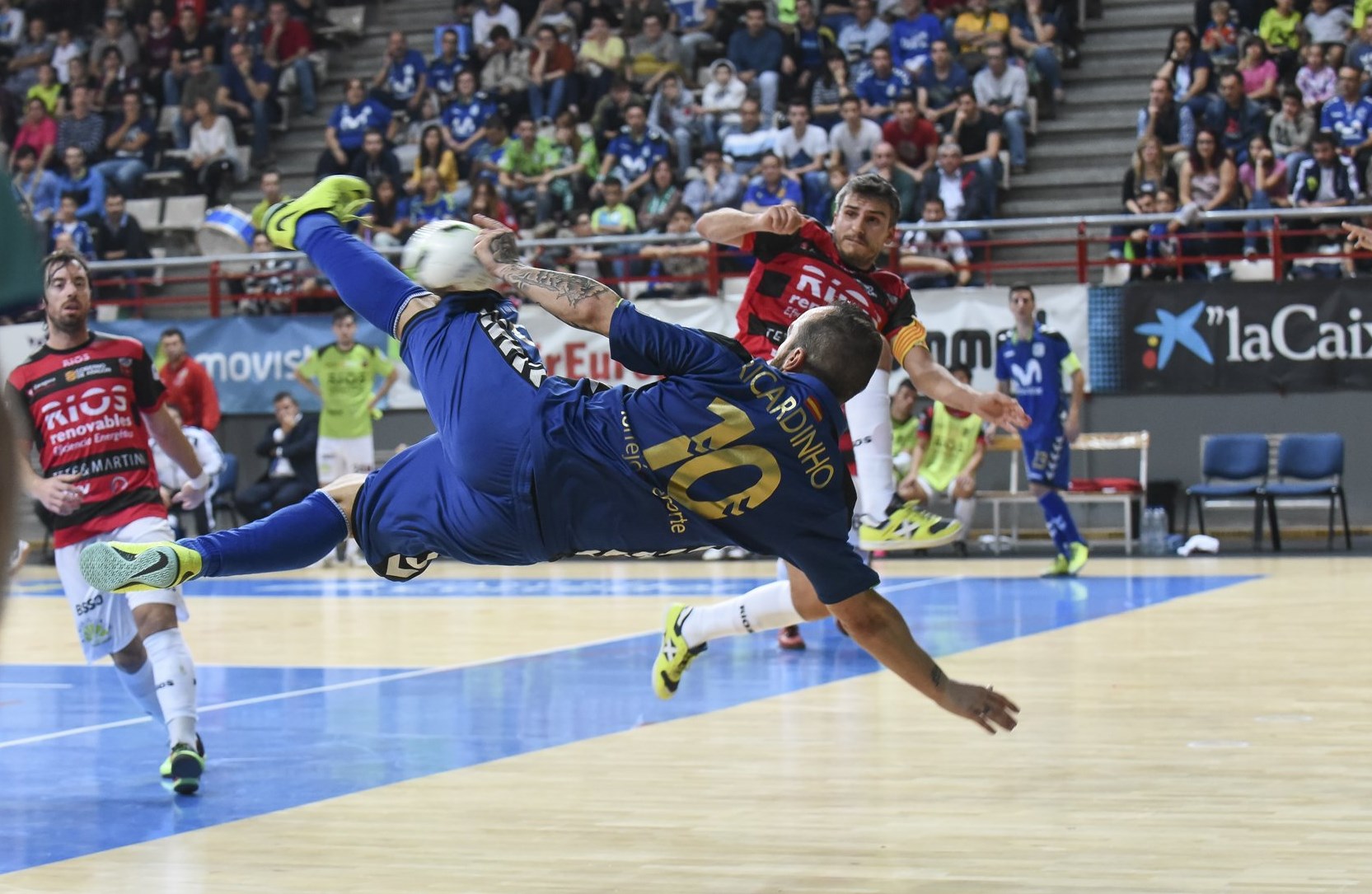 Remate acrobatico de Ricardinho. Foto Vía: intermovistar.com