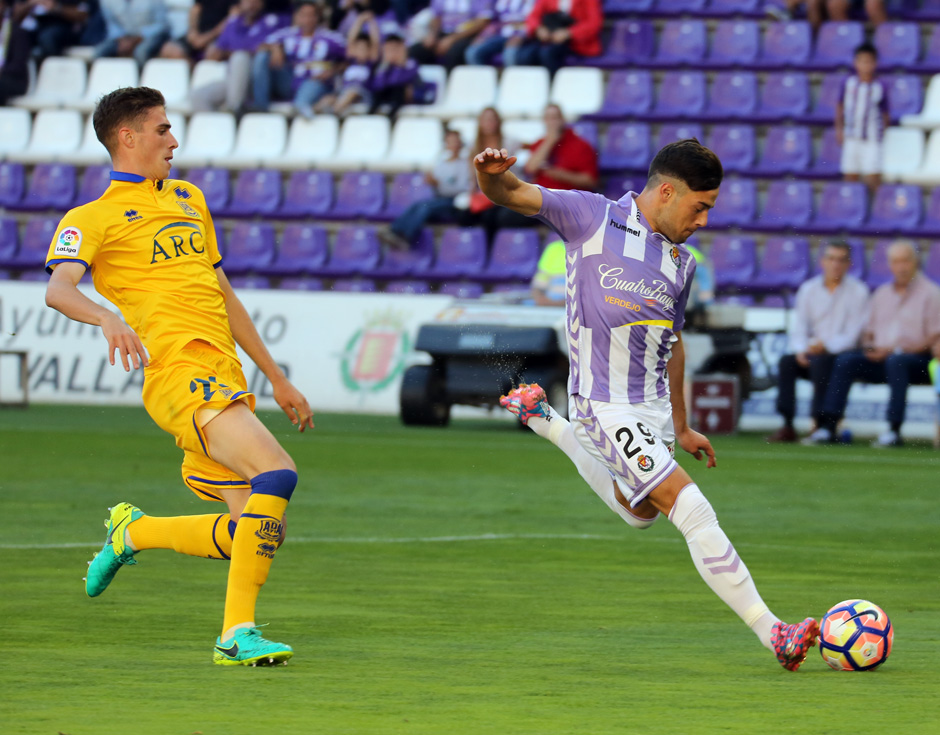José Arnáiz anotando el primero de sus dos goles al A.D. Alcorcón. (foto: realvalladolid.es)