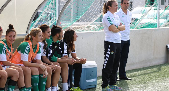 María Pry viendo el encuentro en la Ciudad Deportiva Luis de Sol. (Imagen vía: http://www.realbetisbalompie.es) 