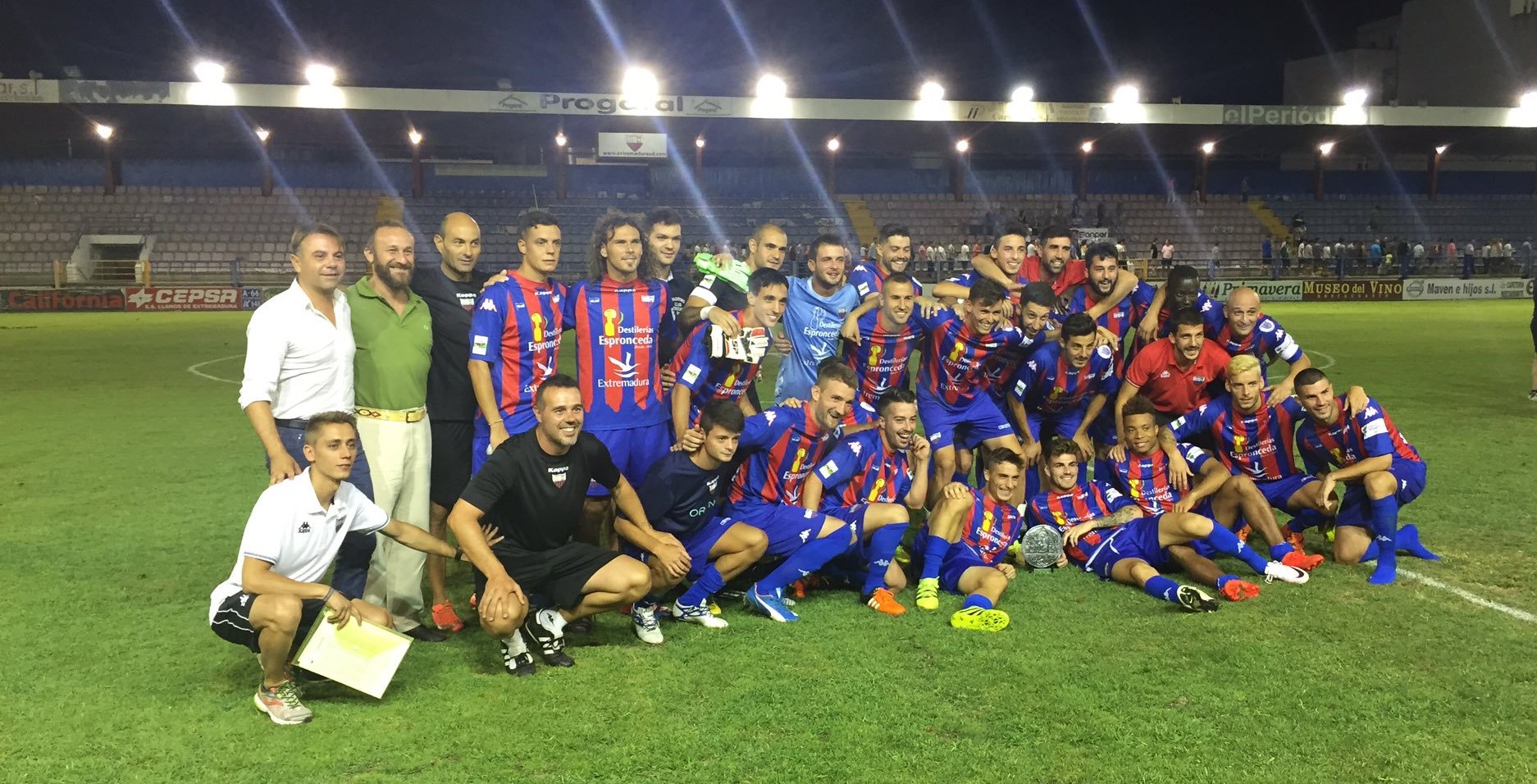 Foto de grupo al término de un partido de pretemporada