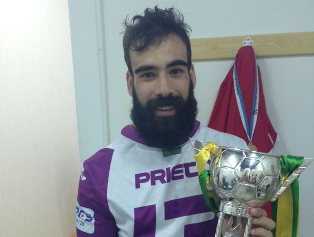 Alfonso Prieto sostiene la Copa de España. Foto Vía: lainformacion.com