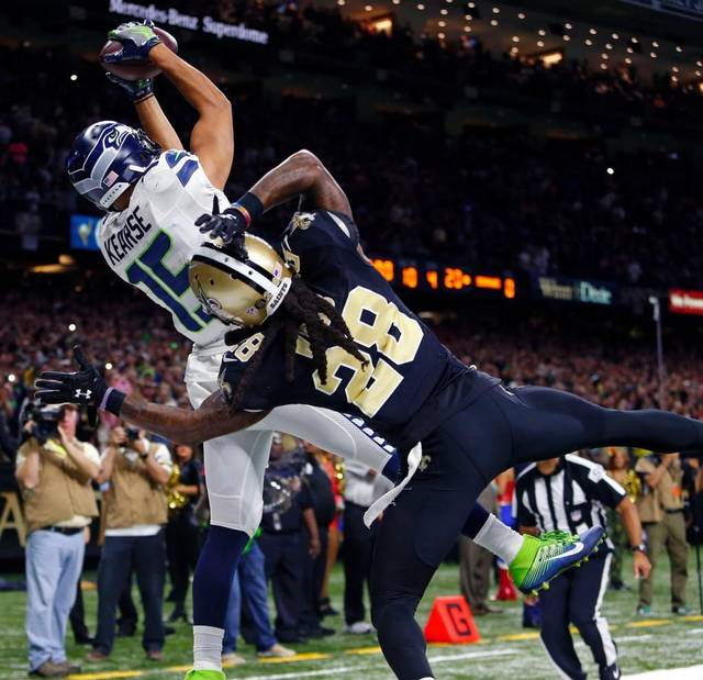 Kearse la tuvo en sus manos pero cayó fuera de la end zone. Foto: http://www.thenewstribune.com