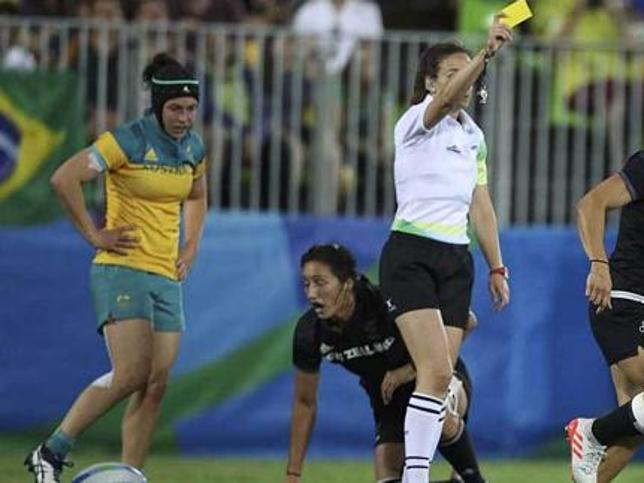 Alhambra arbitrando la final de Río 2016 entre Australia y Nueva Zelanda (Foto vía: www.elcomercio.es)