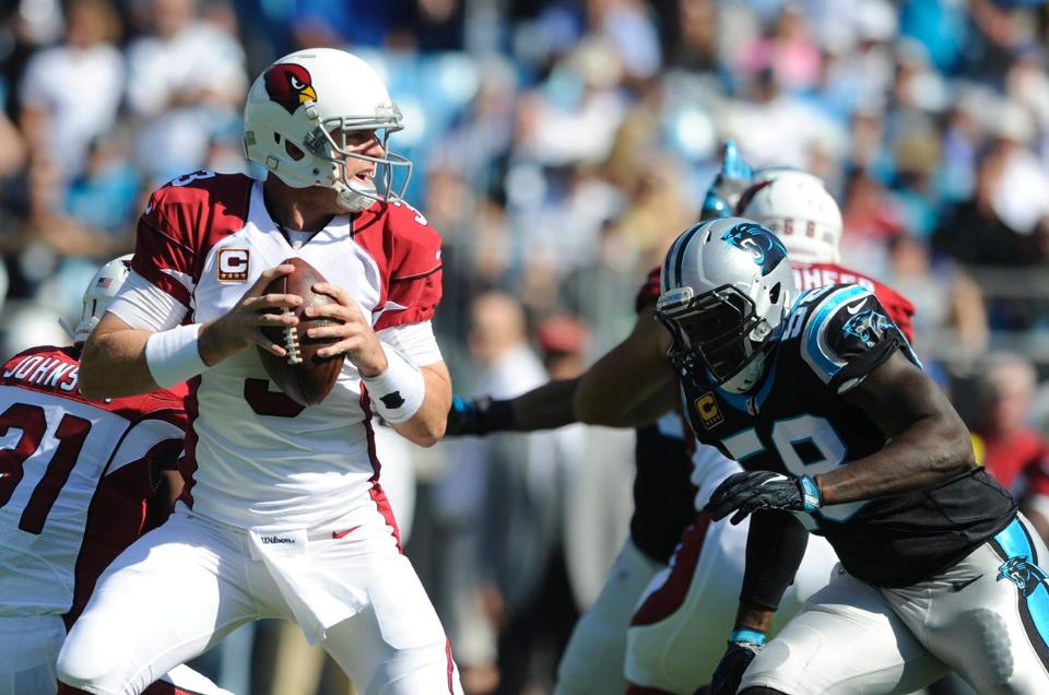 QB Palmer asediado por LB Davis (cortesía azcardinals.com)