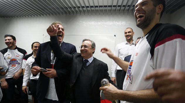 Florentino Pérez celebra en el vestuario con el equipo de baloncesto la copa del Rey de 2015. (Imagen vía: http://www.marca.com).