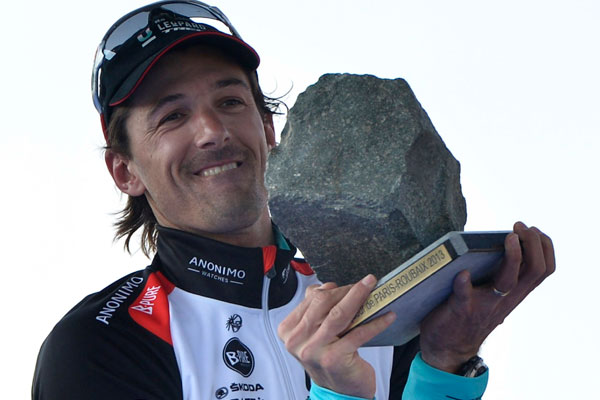 Levantando el adoquín que le acredita como vencedor de Roubaix en 2013. Fuente: cyclingweekly.co.uk