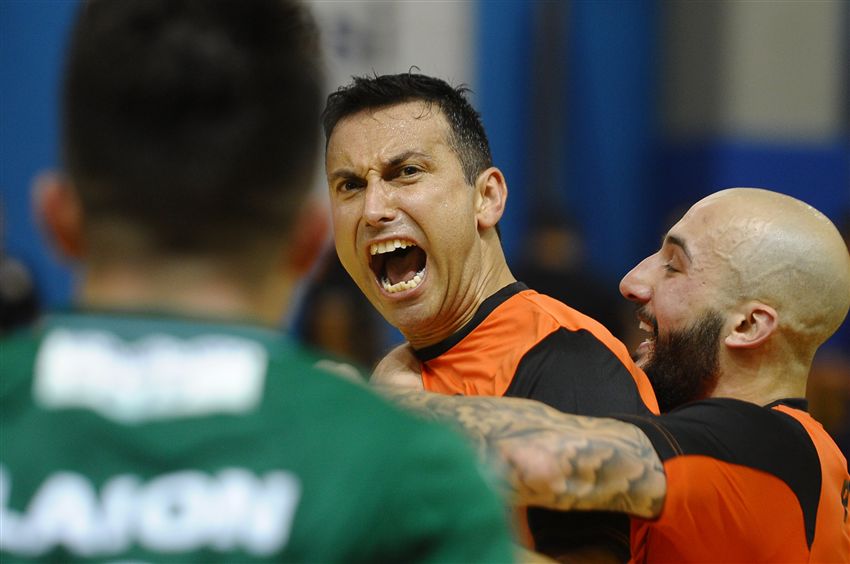 Latino, Moreira y Scola (Futsal Isola) celebran un gol durante el partido ante Kaos. Imagen vía divisionecalcioa5.it