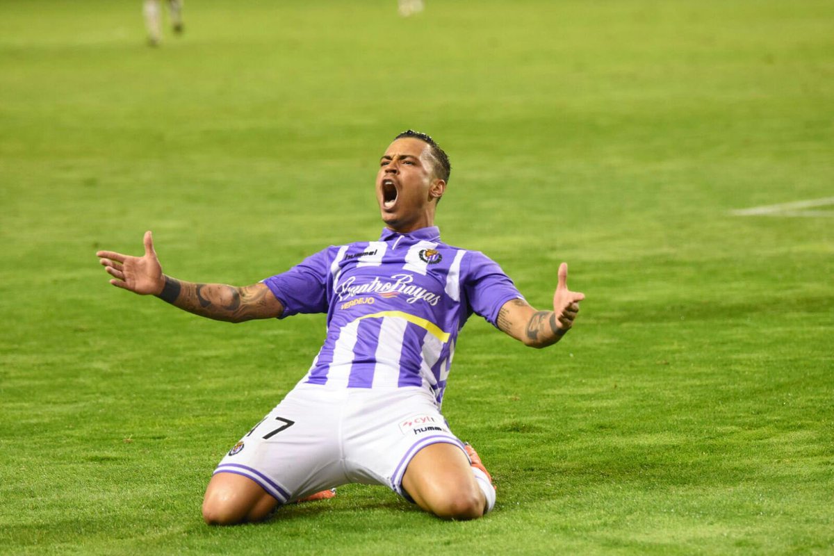 Celebración de Raul de Tomás tras anotar el 2-1 en la primera parte de la prorroga vçia @realvalladolid