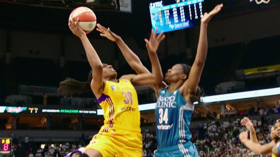 Nneka Ogwumike en la pintura. Imagen vía ESPN.com