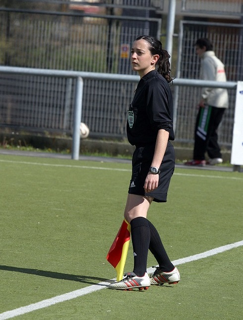 Judit Romano como asistente en La Liga 1,2,3 (Imagen vía: http://www.futbolasturiano.es)