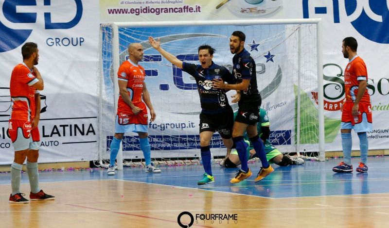Sebastian Corso (Latina) celebra uno de sus goles ante la Luparense. Imagen vía Imagen vía divisionecalcioa5.it