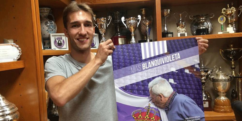 Rafa posando como nuevo juagdor y santo y seña de la campaña de abonados (Foto:as.com)