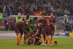 Los jugadores de Roma festejando el primer gol. Foto: Twitter AS Roma.