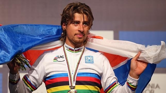 Sagan en el podio como campeón del mundo. Fuente: abc.com