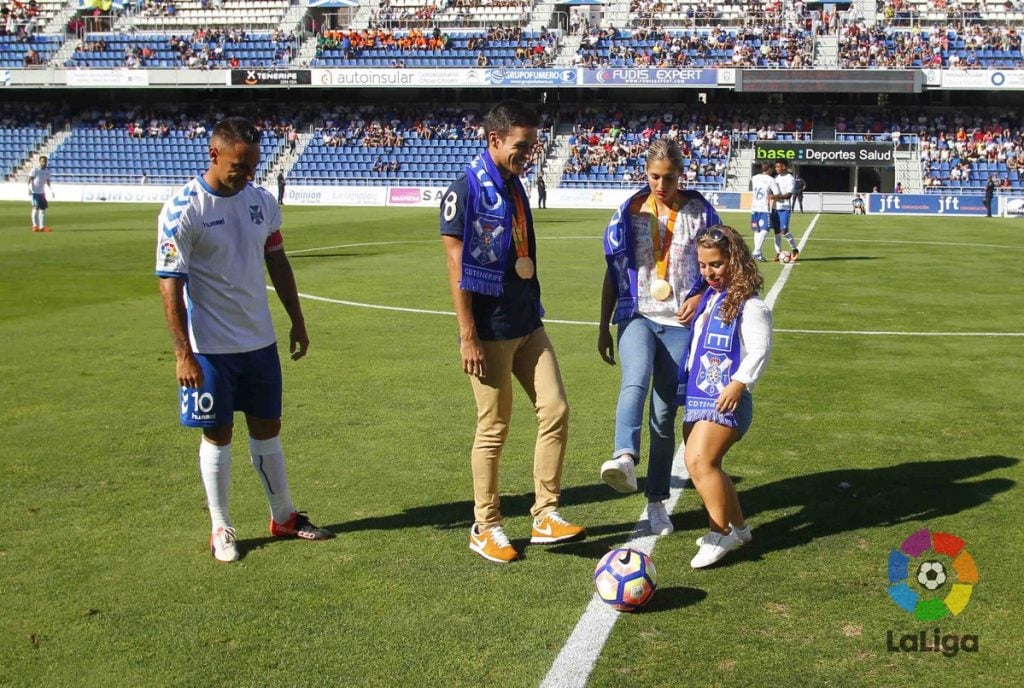 Saque de honor de los ParaOlimpicos tinerfeños Michelle Alonso, Judit Rolo e Israel Oliver vía @lfp