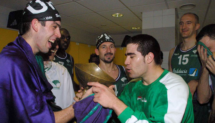 Carlos Cabezas celebra con Berni la consecución de la Copa Korac en 2001 