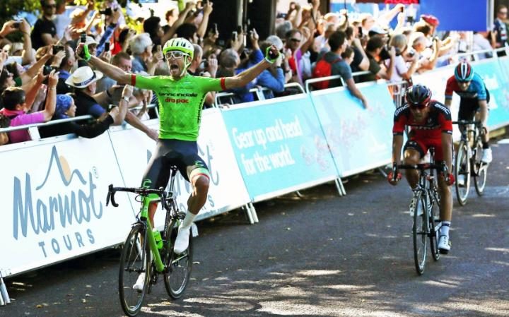 Jack Bauer celebrando su victoria en la etapa 5 del Tour of Britian