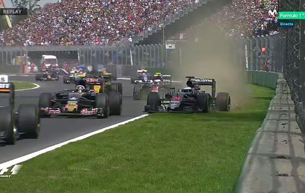 Sainz saca a Alonso de la pista, lo que le llevaría a sufrir una sanción/ foto vía: marca.com 