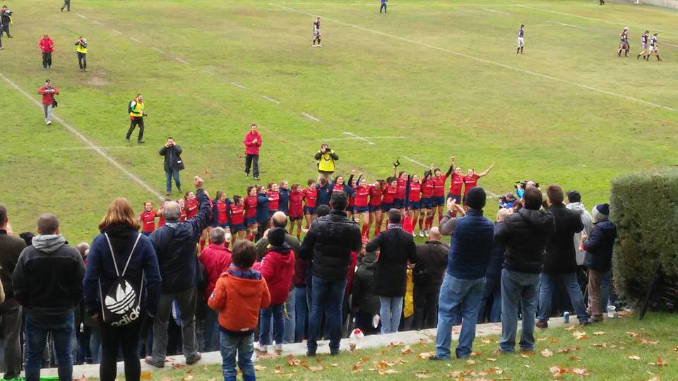 las Leonas saludan al público al finalizar el partido