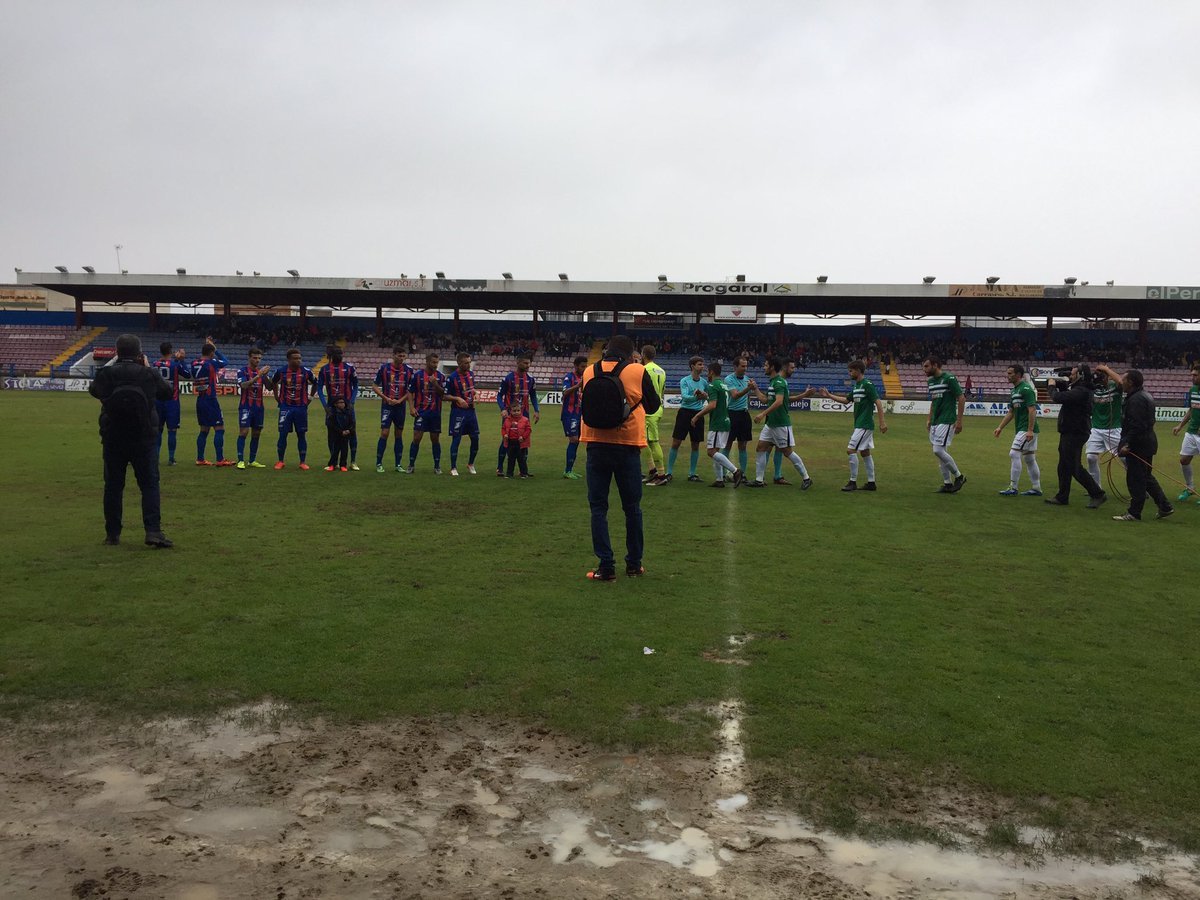 Equipos iniciales saltando al terreno de juego al comienzo del encuentro