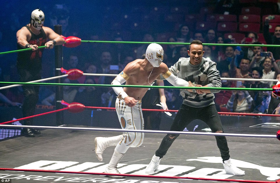 Hamilton practicó Lucha Libre en México. Así es el empujón que quiere darle a Rosberg por el campeonato/ Vía: dailymail.co.uk