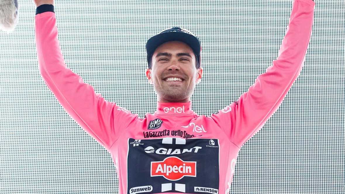 Dumoulin con la maglia rosa tras vencer en la primera etapa del Giro. Fuente: rtve.es