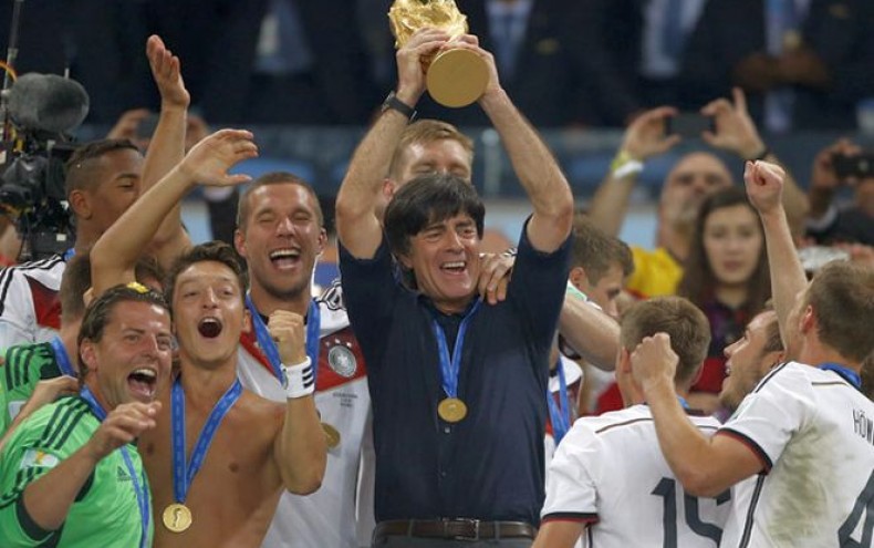Löw levantando la copa (Foto vía dfb.de)