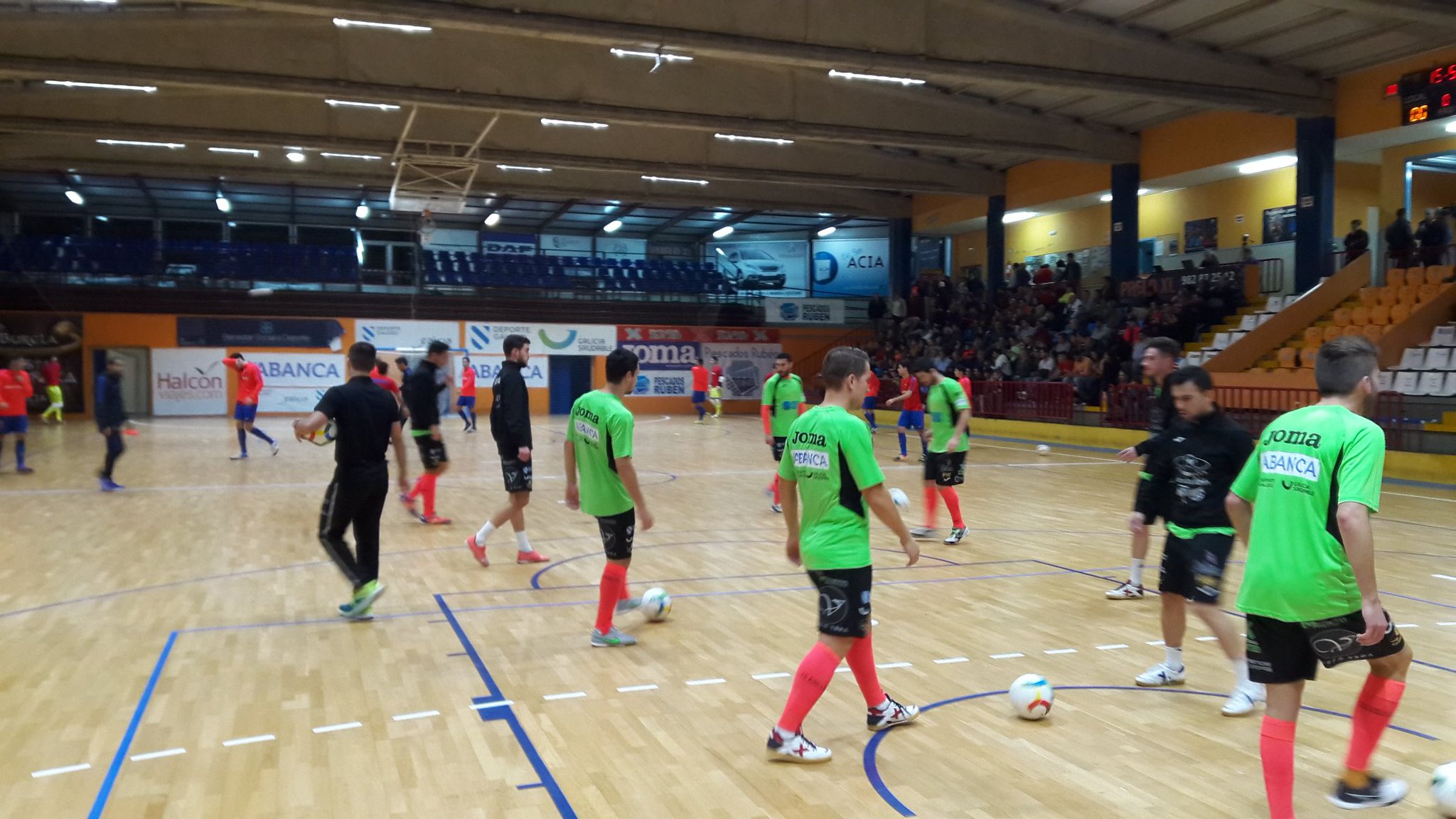Los jugadores de Pescados Rubén durante el calentamiento. Foto vía: twitter.com