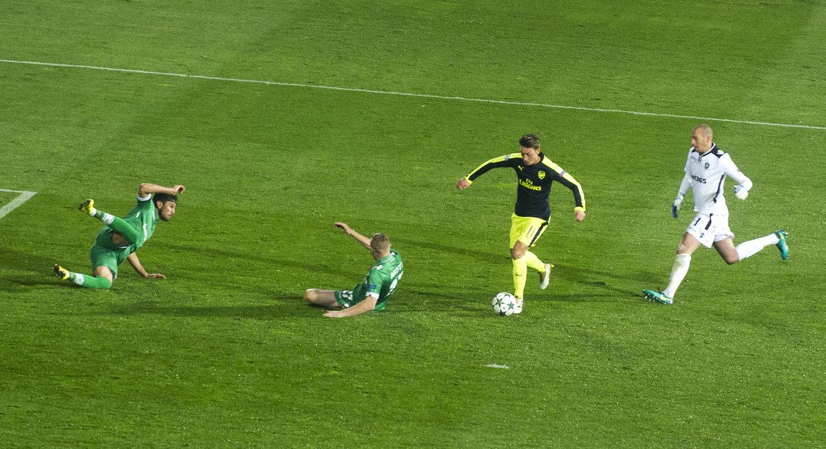 Ozil deja a los rivales sin posibilidades de evitar el gol del triunfo (@ChampionsLeague)