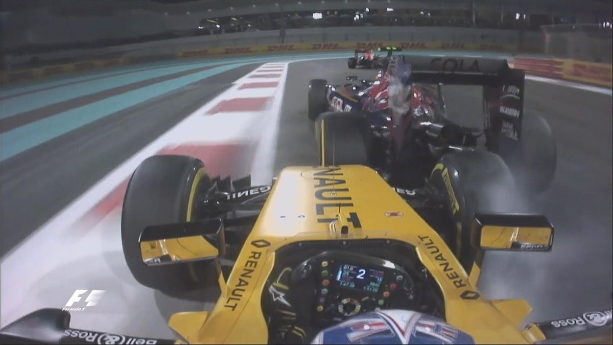 Palmer bloquea la rueda y choca contra Sainz, rompiéndole la caja de cambios (vía @a3formula1)