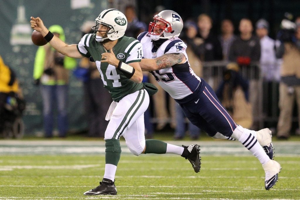 Chris Long participó de forma decisiva con este sack que provocó un fumble recuperado. Fuente: mediaturnup.com