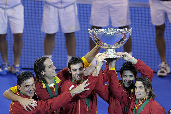 España festeja y levanta la Copa. | Foto: Prensa A.A.T.