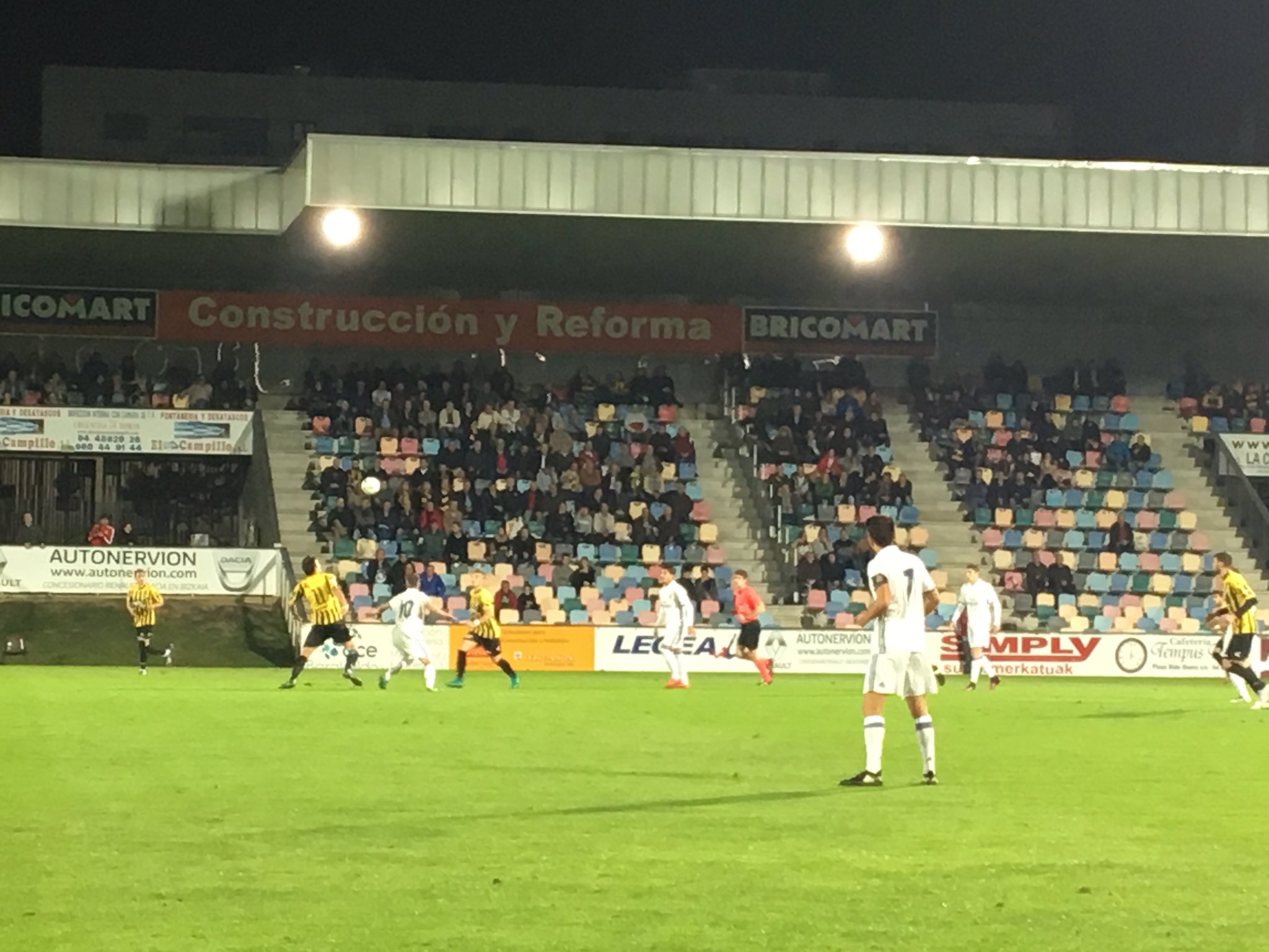 imagen de un lance en el Barakaldo Real Madrid Castilla