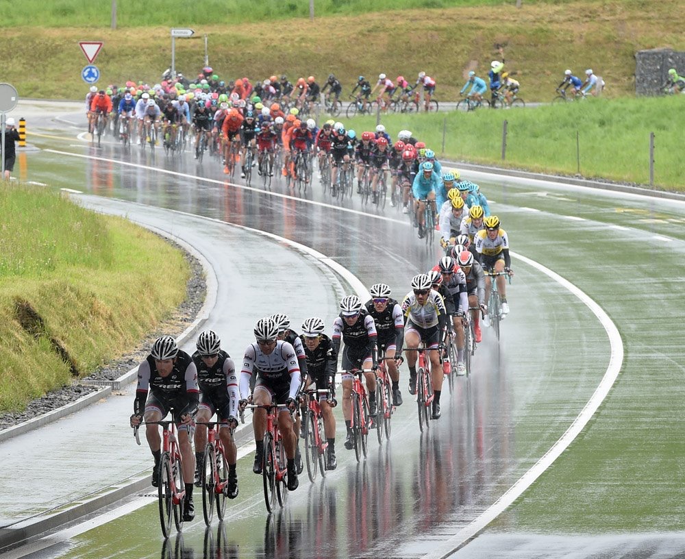 Trek-Segafredo tirando del pelotón, imagen que veremos más a menudo en 2017. Fuente @TrekSegafredo
