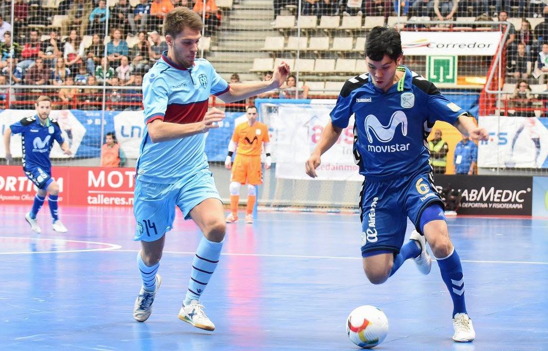 Daniel se va ante Sena durante el partido. Foto via: Sandra Santiago ( Movistar Inter)