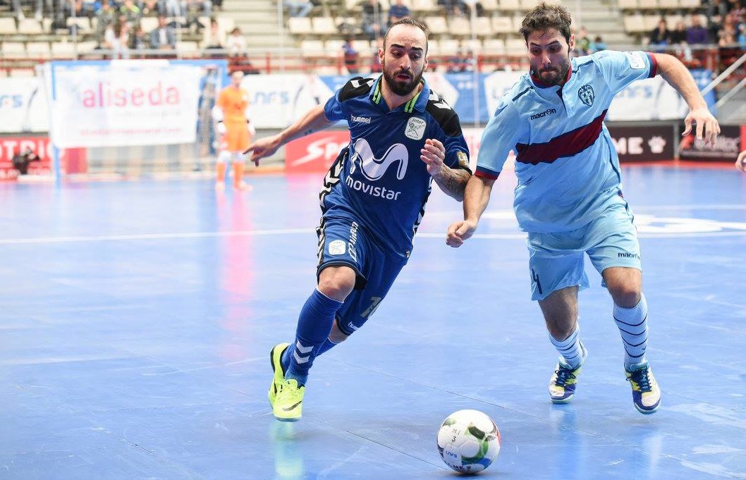 Ricardinho pugna un balon con Lucho. Foto via: Sandra Santiago ( Movistar Inter)