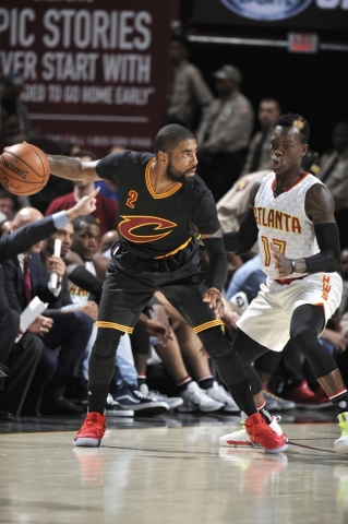 Kyrie Irving lideró los intentos de remontada de los Cavs (Photo: David Liam/NBAE/Getty Images)