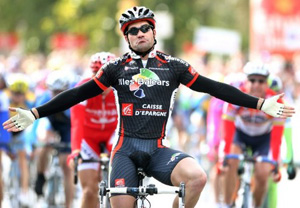 El ciclista español Isaac Gálvez, campeón del mundo de la modalidad de 'madison' junto a Joan Llaneras, falleció el domingo tras sufrir una caída en la edición número 66 del certamen ciclista de los Seis Días de Gante, según citan medios españoles. En la imagen, Gálvez tras cruzar la línea de meta en una prueba en Palma de Mallorca el pasado febrero. REUTERS/Dani Cardona