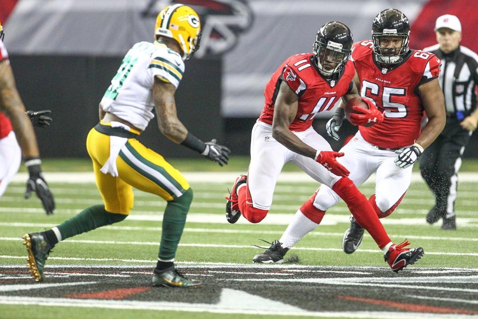 Julio Jones completaría un partido discreto.