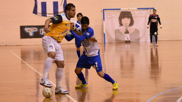 Juanqui protege un balón en el encuentro disputado la pasada temporada