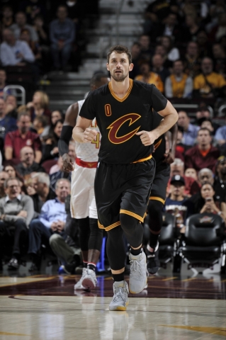 Love peleó incansablemente bajo los tableros (Photo: David Liam/NBAE/Getty Images)