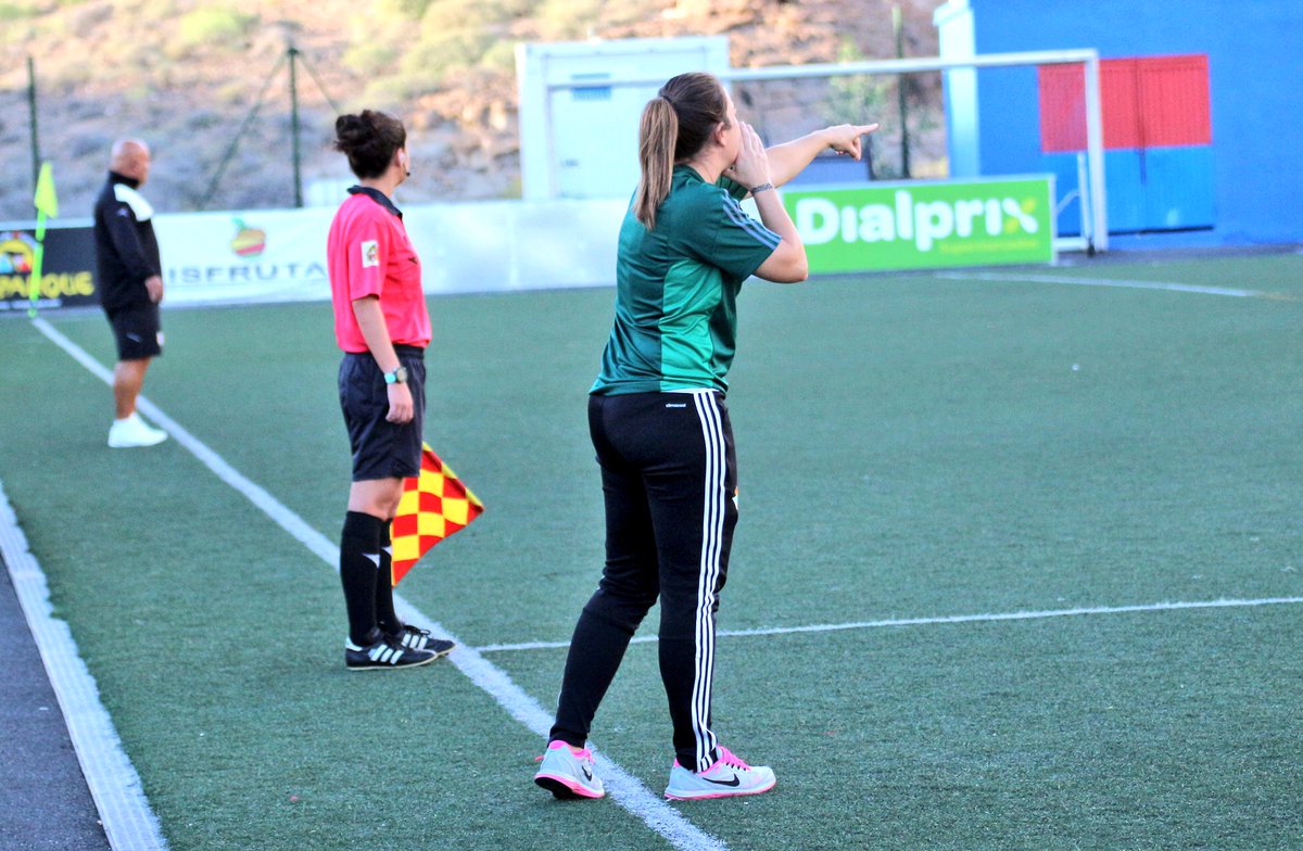 María Pry dando instrucciones desde la banda en El Medino. (Imagen vía: https://twitter.com/RealBetisFem/media).