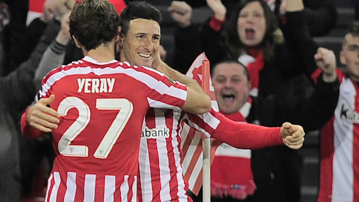Aduriz se autoexpulsó al protestar insistentemente una falta clarisima a un defensa rival.Doble amarilla. Foto-efe-