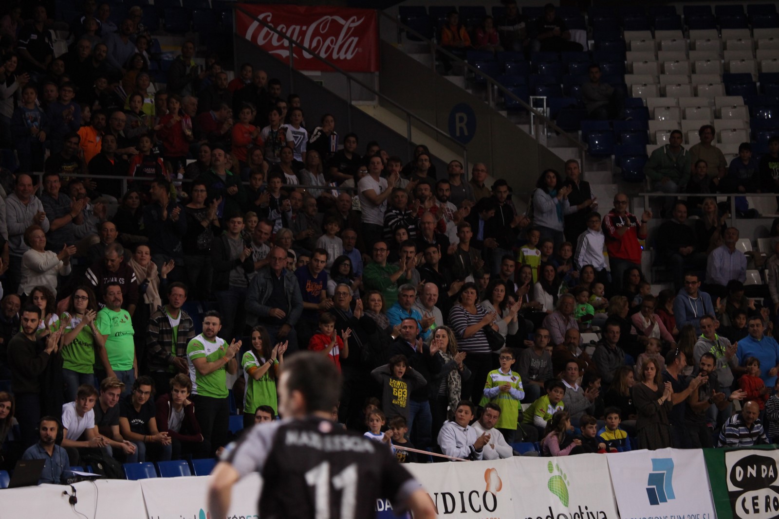 La afición aplaude al equipo por el inicio de temporada
